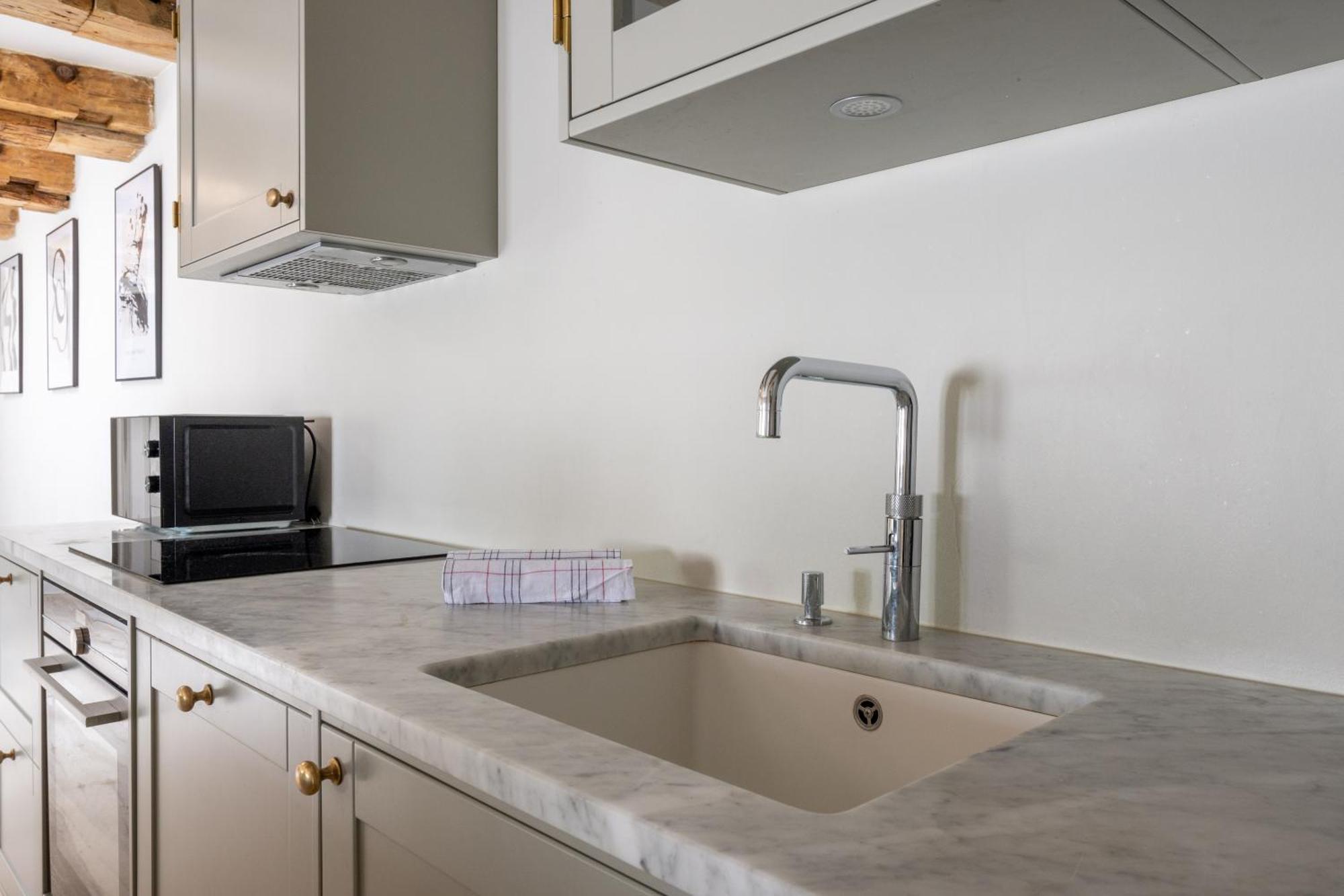 With Exposed Ceiling Beams Apartment *
