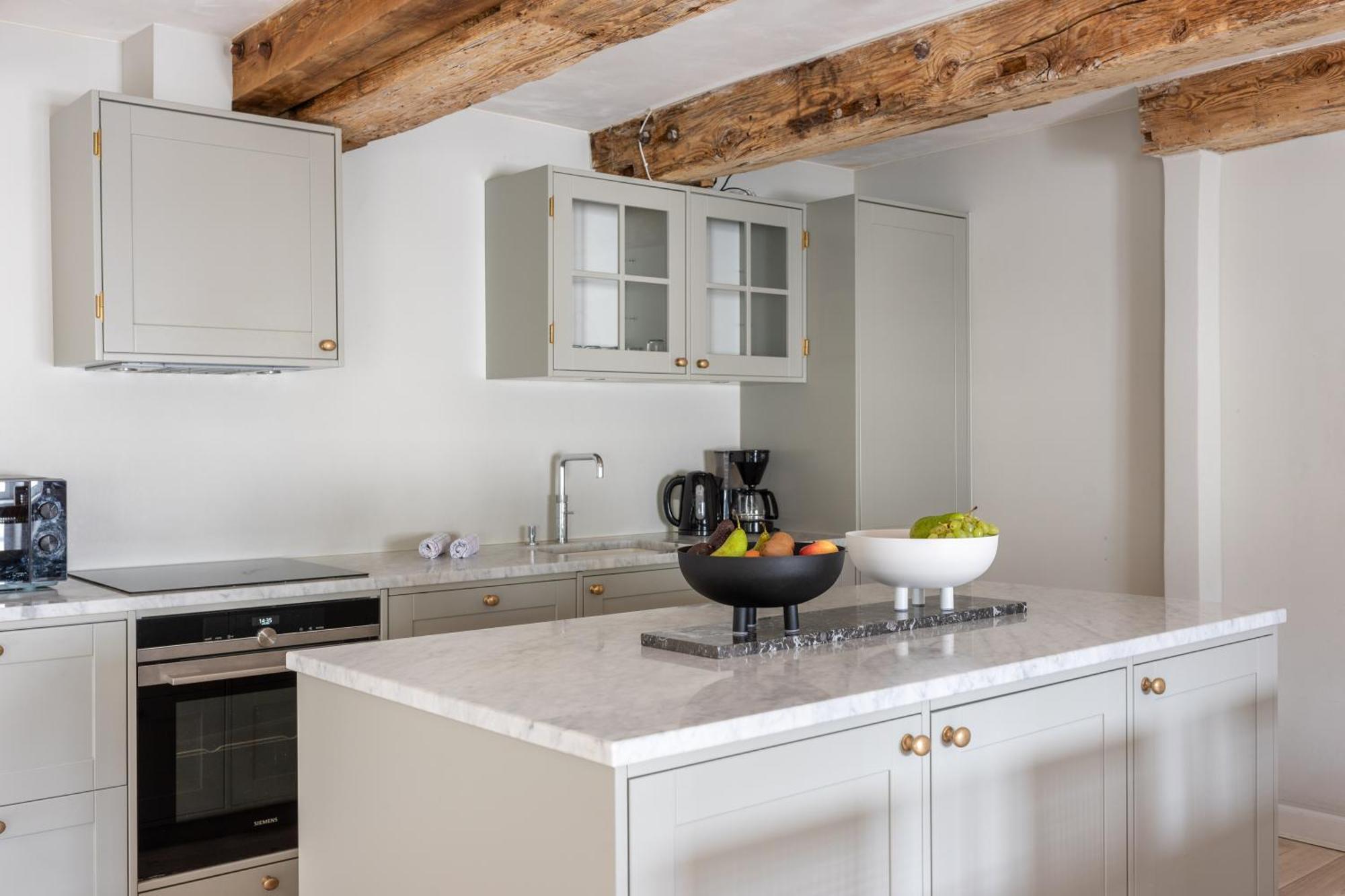 With Exposed Ceiling Beams Apartment *